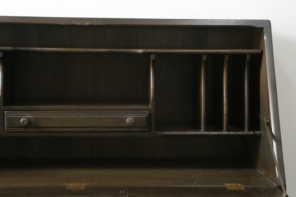中古　美品　希少モデル　ERCOL(アーコール)　エルム材　クラシカルな佇まいで落ち着いた雰囲気を醸し出すライティングビューロー(ワークデスク、簿記机、収納棚、戸棚、在宅用、在宅ワーク用)(R-075298)