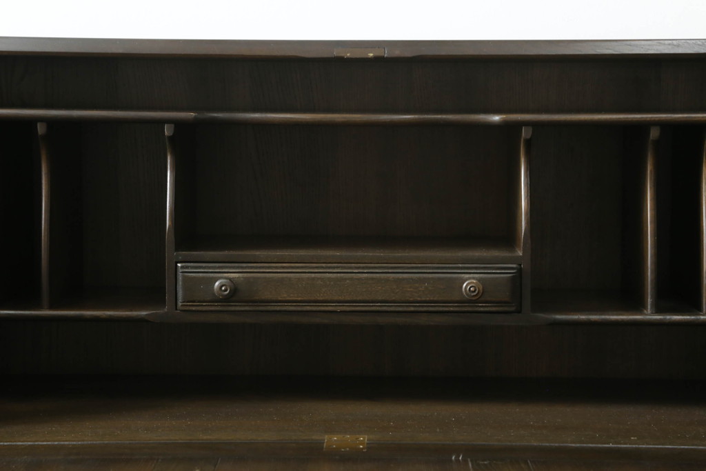 中古　美品　希少モデル　ERCOL(アーコール)　エルム材　クラシカルな佇まいで落ち着いた雰囲気を醸し出すライティングビューロー(ワークデスク、簿記机、収納棚、戸棚、在宅用、在宅ワーク用)(R-075298)