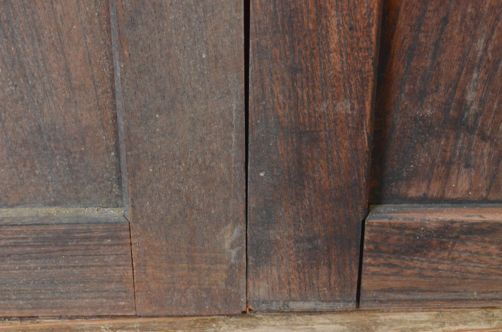 アンティーク建具　総欅(ケヤキ)材　温かみのある木が味わい深いシンプルな引き戸2枚セット(板戸、窓)(R-065531)