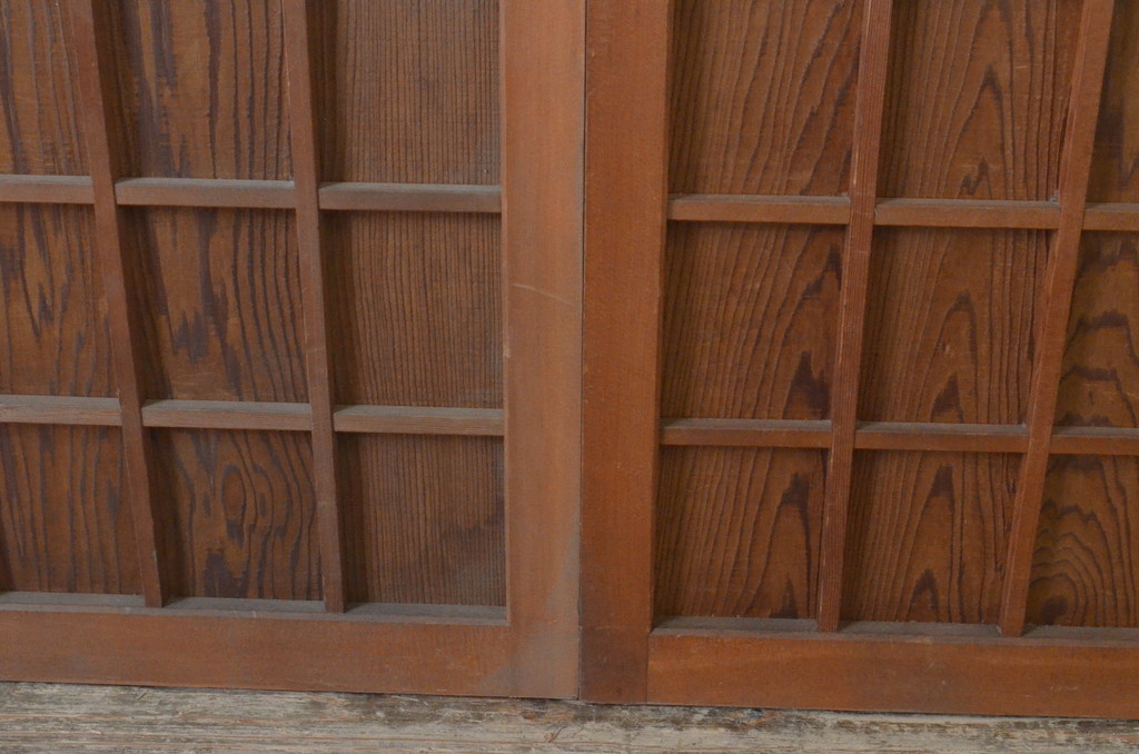 アンティーク建具　升目格子から覗く木目が美しい板戸の窓2枚セット(マス目、格子戸、引き戸)(R-065538)