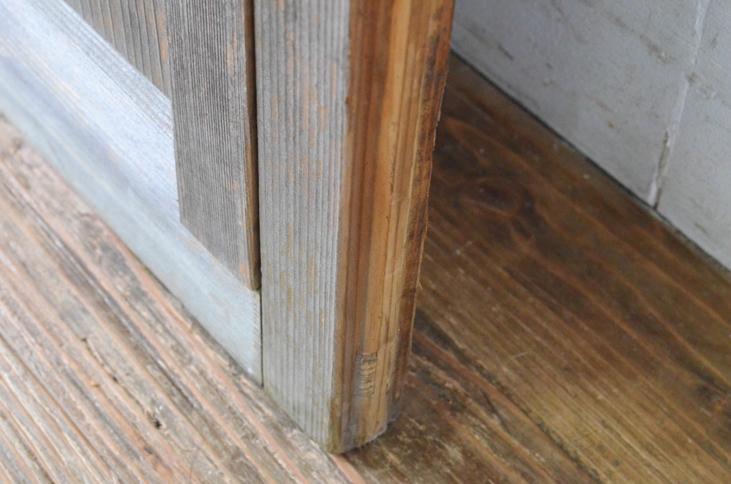 アンティーク建具　無双窓とくぐり戸付き　経年を感じさせる木味が魅力の引き戸1枚(潜戸、潜り戸)(R-065521)