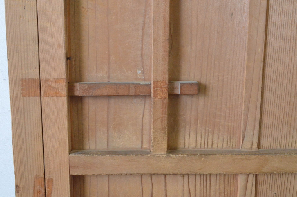 アンティーク建具　無双窓とくぐり戸付き　経年を感じさせる木味が魅力の引き戸1枚(潜戸、潜り戸)(R-065521)