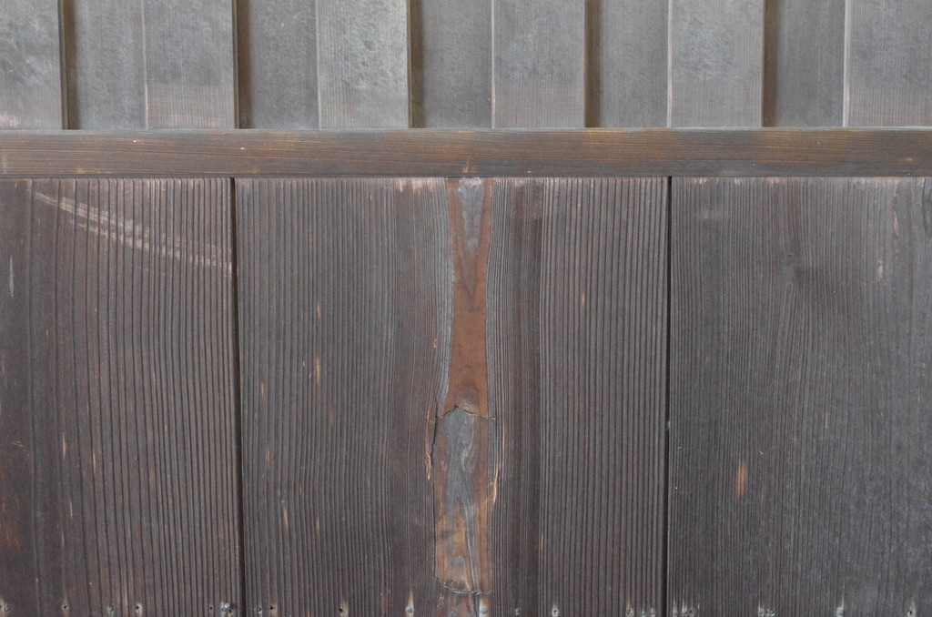 アンティーク建具　経年を感じる木肌が味わい深い無双付きの雨戸1枚(引き戸、板戸)(R-065522)