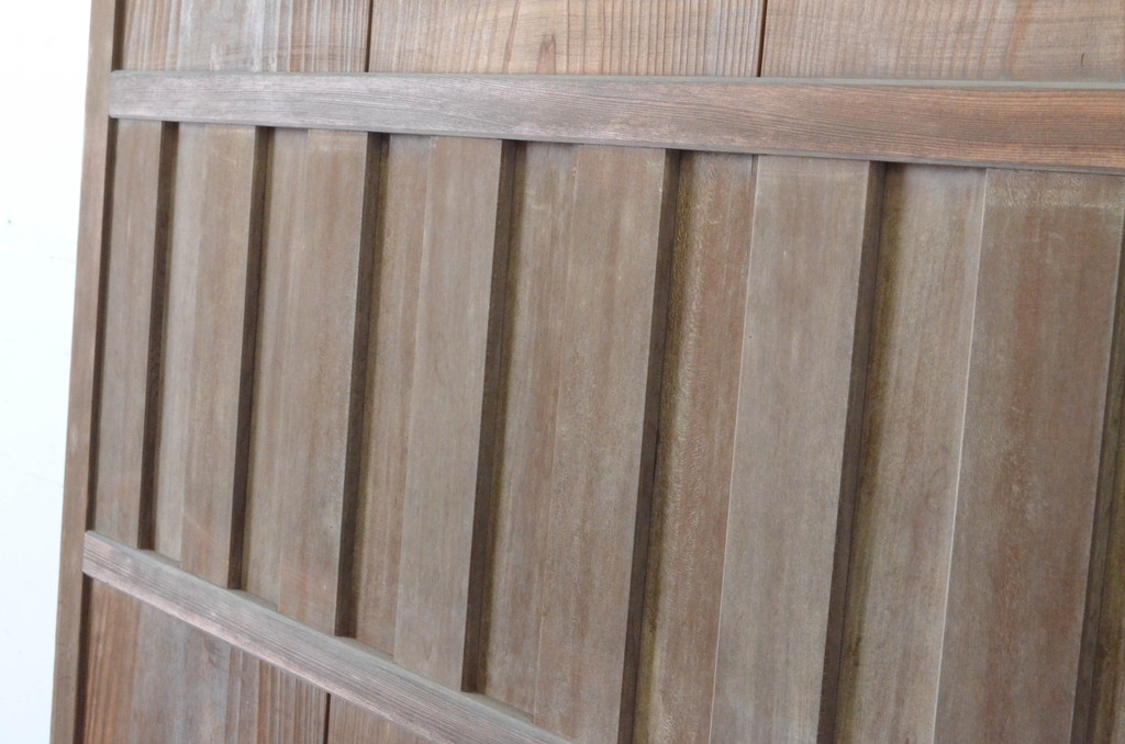 アンティーク建具　経年を感じる木肌が味わい深い無双付きの雨戸1枚(引き戸、板戸)(R-065523)