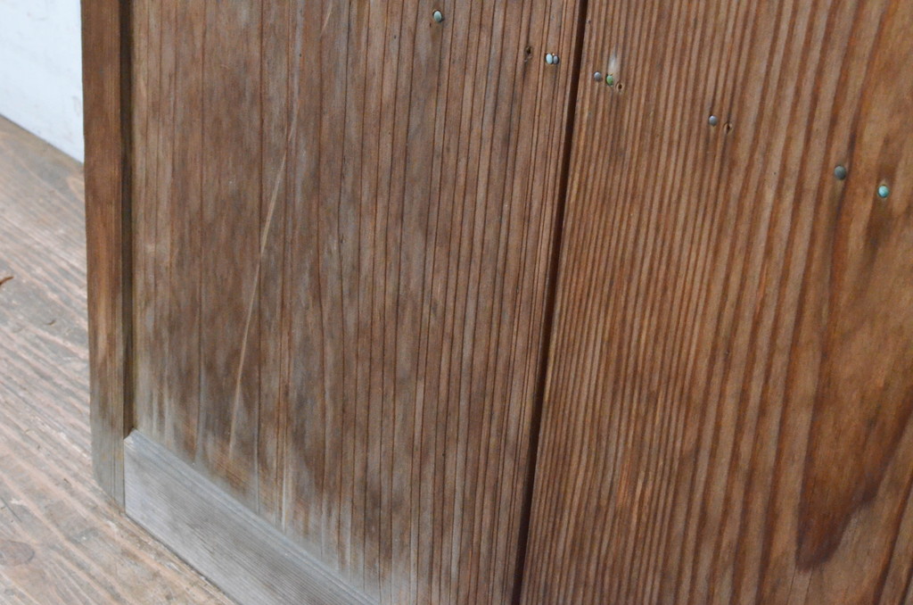 アンティーク建具　経年を感じる木肌が味わい深い無双付きの雨戸1枚(引き戸、板戸)(R-065523)