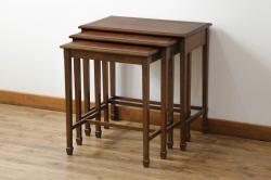 アンティーク家具　イギリスアンティーク　杢目と上品なデザインが美しいネストテーブル(サイドテーブル、カフェテーブル)