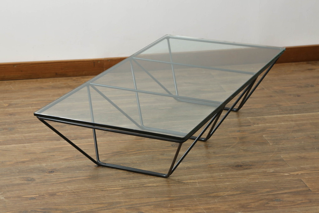中古　B&B　イタリア　Alanda(アランダ)　幾何学を連想させるスタイリッシュなデザインが印象的なガラステーブル(ローテーブル、センターテーブル)(R-072802)