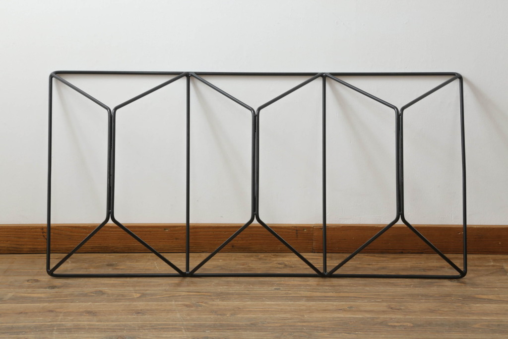中古　B&B　イタリア　Alanda(アランダ)　幾何学を連想させるスタイリッシュなデザインが印象的なガラステーブル(ローテーブル、センターテーブル)(R-072802)