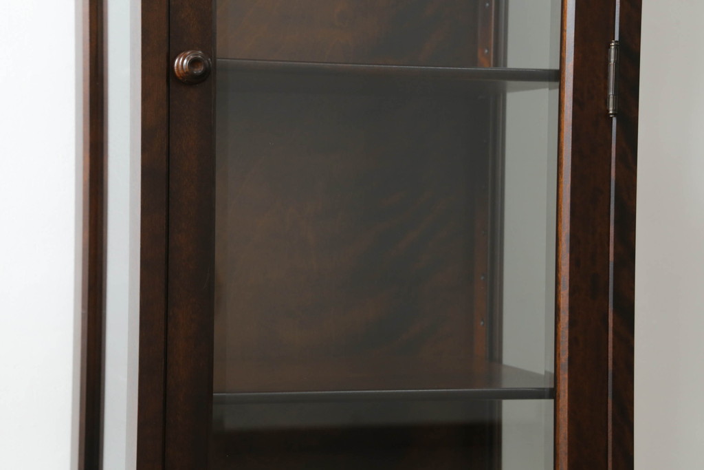 中古　美品　北海道民芸家具　#154　三方ガラス飾り棚　シックな佇まいが魅力の縦型キャビネット(飾り棚、ガラスケース、ショーケース、コレクションケース、キュリオケース、収納棚、戸棚)(R-068189)