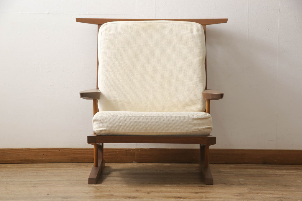 中古　ジョージナカシマ　CN118　CONOID CUSHION ARM　洗練された佇まいがモダンな空間を盛り上げるコノイドクッションアームチェア(ジョージ・ナカシマ、ラウンジチェア、リラックスチェア、一人掛けソファ、1Pソファ、椅子、イス)(定価688,600円)(R-066986)