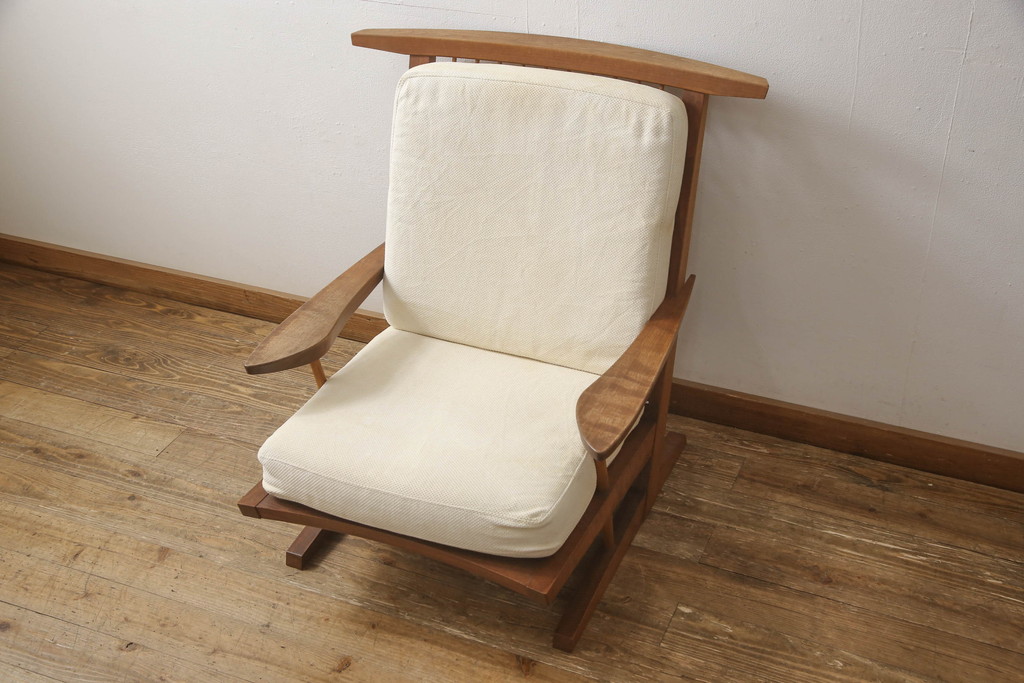 中古　ジョージナカシマ　CN118　CONOID CUSHION ARM　洗練された佇まいがモダンな空間を盛り上げるコノイドクッションアームチェア(ジョージ・ナカシマ、ラウンジチェア、リラックスチェア、一人掛けソファ、1Pソファ、椅子、イス)(定価688,600円)(R-066986)