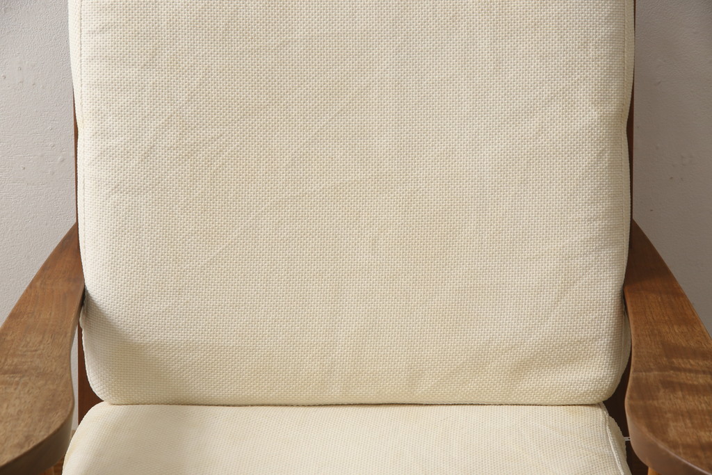 中古　ジョージナカシマ　CN118　CONOID CUSHION ARM　洗練された佇まいがモダンな空間を盛り上げるコノイドクッションアームチェア(ジョージ・ナカシマ、ラウンジチェア、リラックスチェア、一人掛けソファ、1Pソファ、椅子、イス)(定価688,600円)(R-066986)