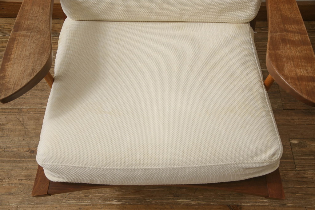 中古　ジョージナカシマ　CN118　CONOID CUSHION ARM　洗練された佇まいがモダンな空間を盛り上げるコノイドクッションアームチェア(ジョージ・ナカシマ、ラウンジチェア、リラックスチェア、一人掛けソファ、1Pソファ、椅子、イス)(定価688,600円)(R-066986)