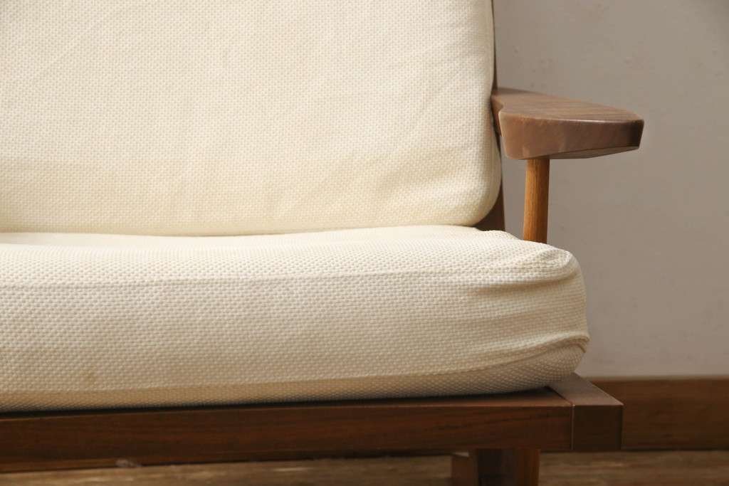 中古　ジョージナカシマ　CN118　CONOID CUSHION ARM　洗練された佇まいがモダンな空間を盛り上げるコノイドクッションアームチェア(ジョージ・ナカシマ、ラウンジチェア、リラックスチェア、一人掛けソファ、1Pソファ、椅子、イス)(定価688,600円)(R-066986)