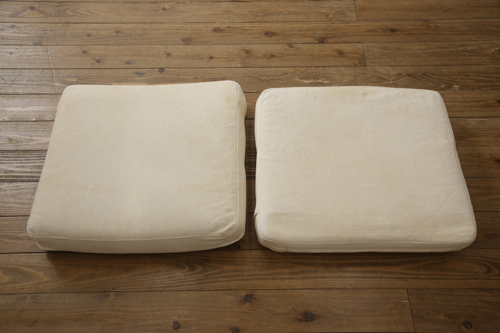 中古　ジョージナカシマ　CN118　CONOID CUSHION ARM　洗練された佇まいがモダンな空間を盛り上げるコノイドクッションアームチェア(ジョージ・ナカシマ、ラウンジチェア、リラックスチェア、一人掛けソファ、1Pソファ、椅子、イス)(定価688,600円)(R-066986)
