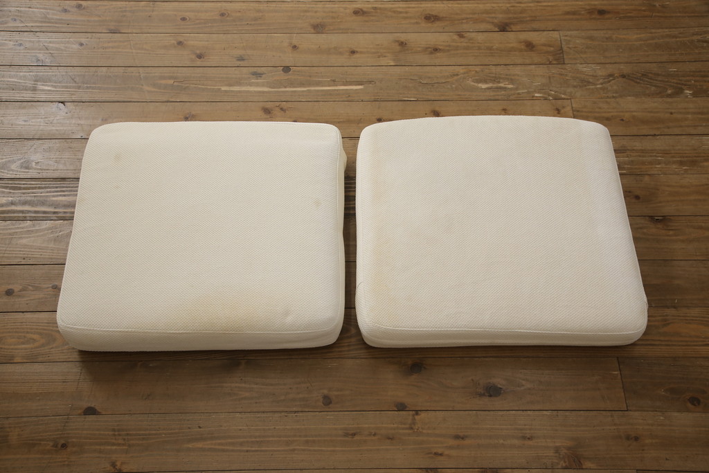 中古　ジョージナカシマ　CN109　CONOID CUSHION　洗練された佇まいがモダンな空間を盛り上げるコノイドクッションチェア(ジョージ・ナカシマ、リラックスチェア、一人掛けソファ、1Pソファ、椅子、イス)(定価567,600円)(R-066975)