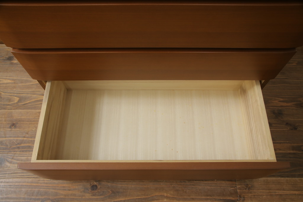 箪笥をサイドキャビネットとチェストにリメイク!上部2杯は新たに制作したオープンラックの引き出しにし、サイドキャビネットに加工。下部4杯は箪笥の天板を移設し、チェストに。いずれも現状の色味をベースに着色仕上げ。