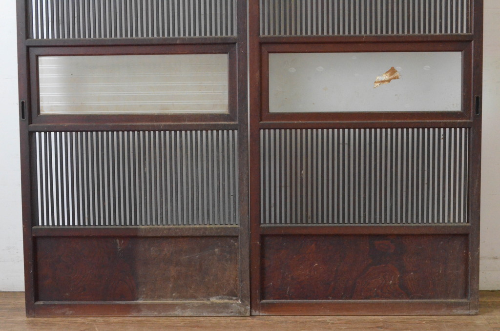 アンティーク建具　上手物　腰板欅(ケヤキ)材　趣のある色合いが魅力の幅狭格子戸2枚セット(引き戸、ガラス戸、ガラス帯戸)(R-065547)