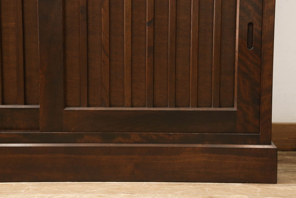 中古　美品　九州民芸家具　引き戸の木目が魅力!上品な佇まいの食器棚(収納棚、キャビネット、飾り棚、戸棚)(R-060260)