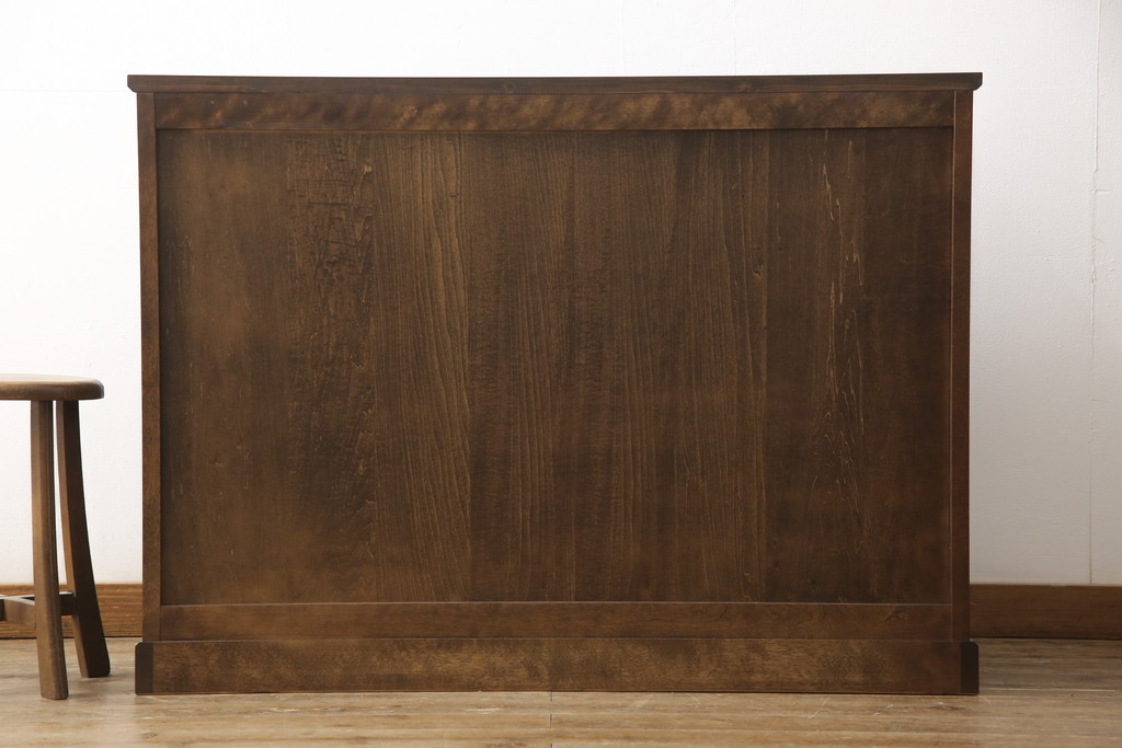 中古　北海道民芸家具　天板リメイク・ヒノキ天板　上品な佇まいが落ち着きのある雰囲気を高めるサイドボード(キャビネット、収納棚、戸棚、サイドキャビネット)(R-057354)