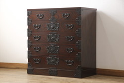 中古　美品　岩谷堂箪笥　凝ったつくりの金具と落ち着いた色合いが美しい収納箪笥(和たんす、引き出し、チェスト)(R-054616)