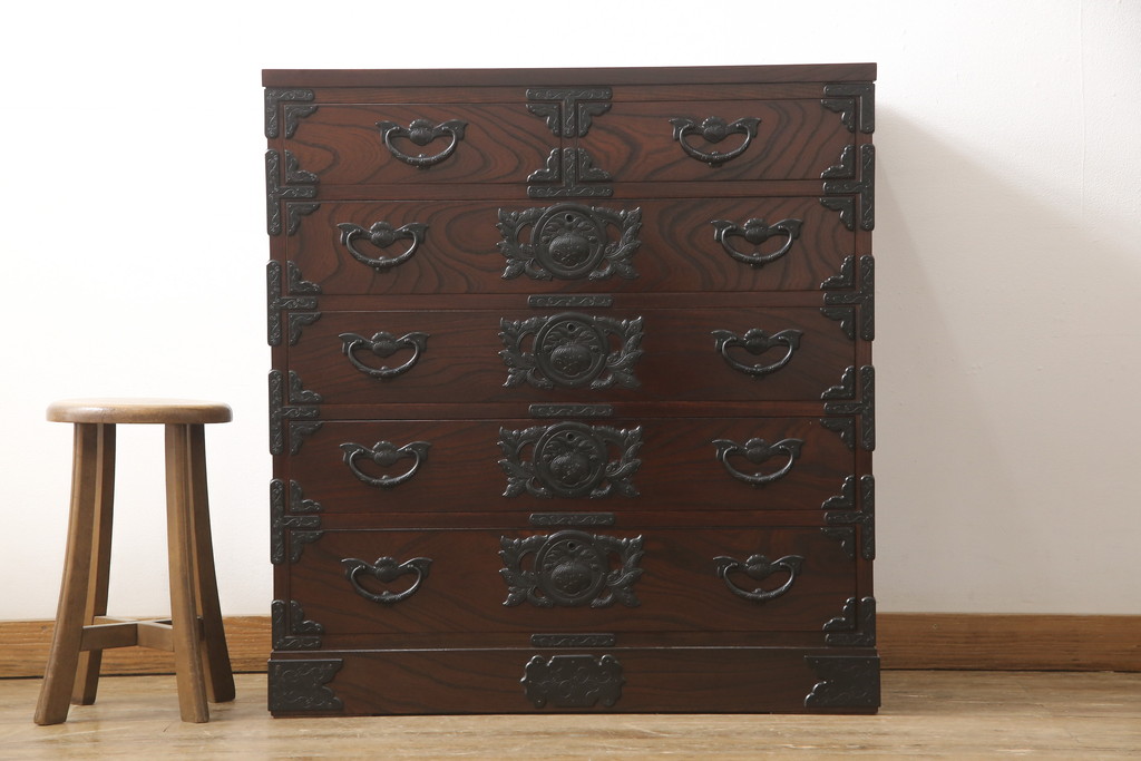 中古　美品　岩谷堂箪笥　凝ったつくりの金具と落ち着いた色合いが美しい収納箪笥(和たんす、引き出し、チェスト)(R-054616)