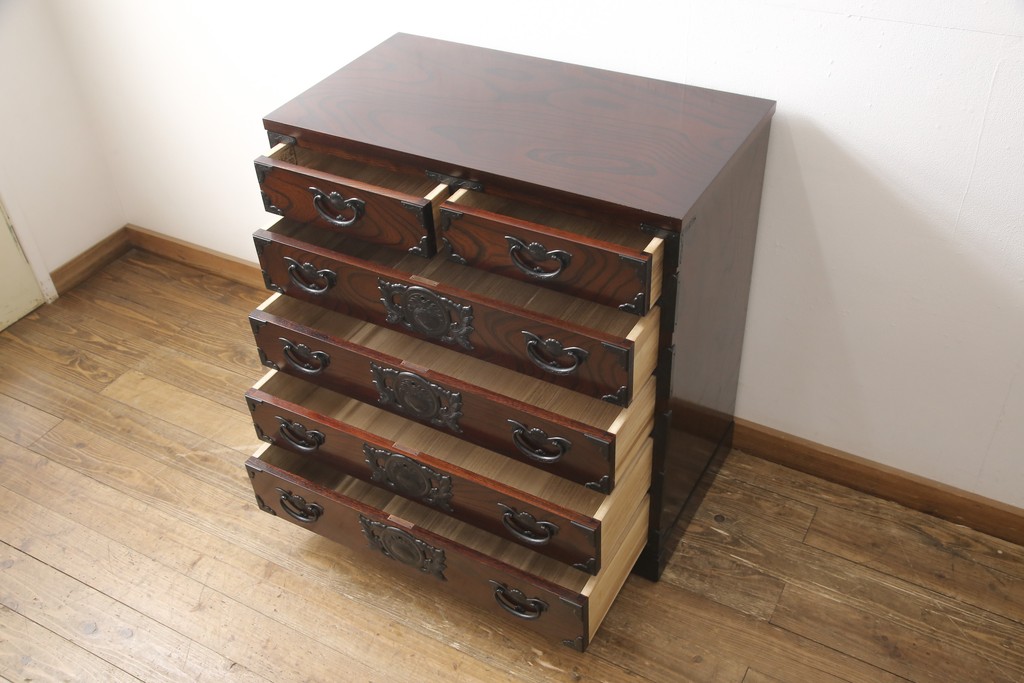 中古　美品　岩谷堂箪笥　凝ったつくりの金具と落ち着いた色合いが美しい収納箪笥(和たんす、引き出し、チェスト)(R-054616)