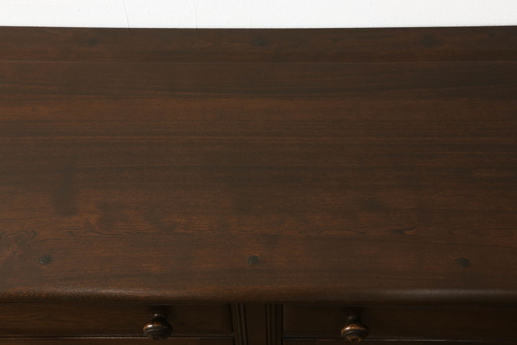 ヴィンテージ家具　イギリスビンテージ　ERCOL(アーコール)　old colonial(オールドコロニアル)　彫りの装飾が目を引くクラシカルなサイドボード(収納棚、戸棚、サイドキャビネット)(R-059529)