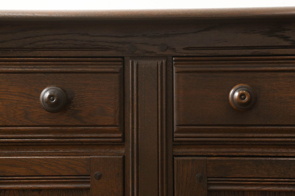 ヴィンテージ家具　イギリスビンテージ　ERCOL(アーコール)　old colonial(オールドコロニアル)　彫りの装飾が目を引くクラシカルなサイドボード(収納棚、戸棚、サイドキャビネット)(R-059529)