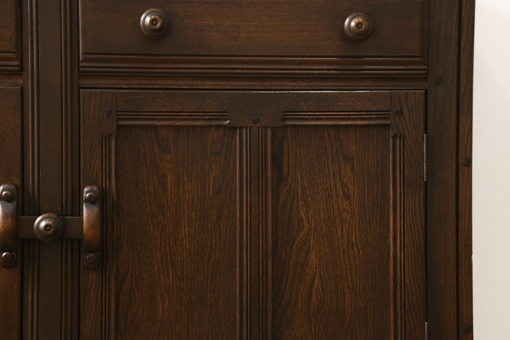 ヴィンテージ家具　イギリスビンテージ　ERCOL(アーコール)　old colonial(オールドコロニアル)　彫りの装飾が目を引くクラシカルなサイドボード(収納棚、戸棚、サイドキャビネット)(R-059529)