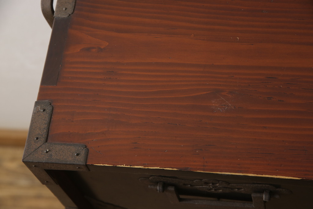 和製アンティーク　漆塗り　角手型の引き手金具が魅力の庄内箪笥(時代箪笥、衣装箪笥、収納たんす、整理タンス、引き出し、閂、かんぬき)(R-067022)