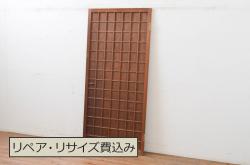 アンティーク建具　升目(マス目)格子から覗く木目が美しい板戸扉1枚(きつね格子、狐格子、木製扉、ドア)(R-065568)