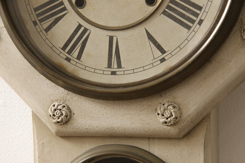 アンティーク　電池式　クラシカルなデザインがおしゃれな掛け時計(柱時計、古時計)(R-057011)