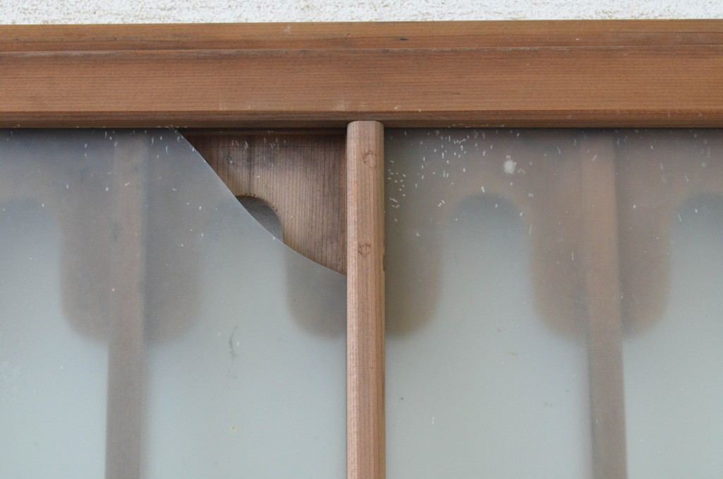 アンティーク建具　透かし彫りがかわいいおしゃれな幅狭板戸2枚セット(ガラス戸、引き戸)(R-065569)