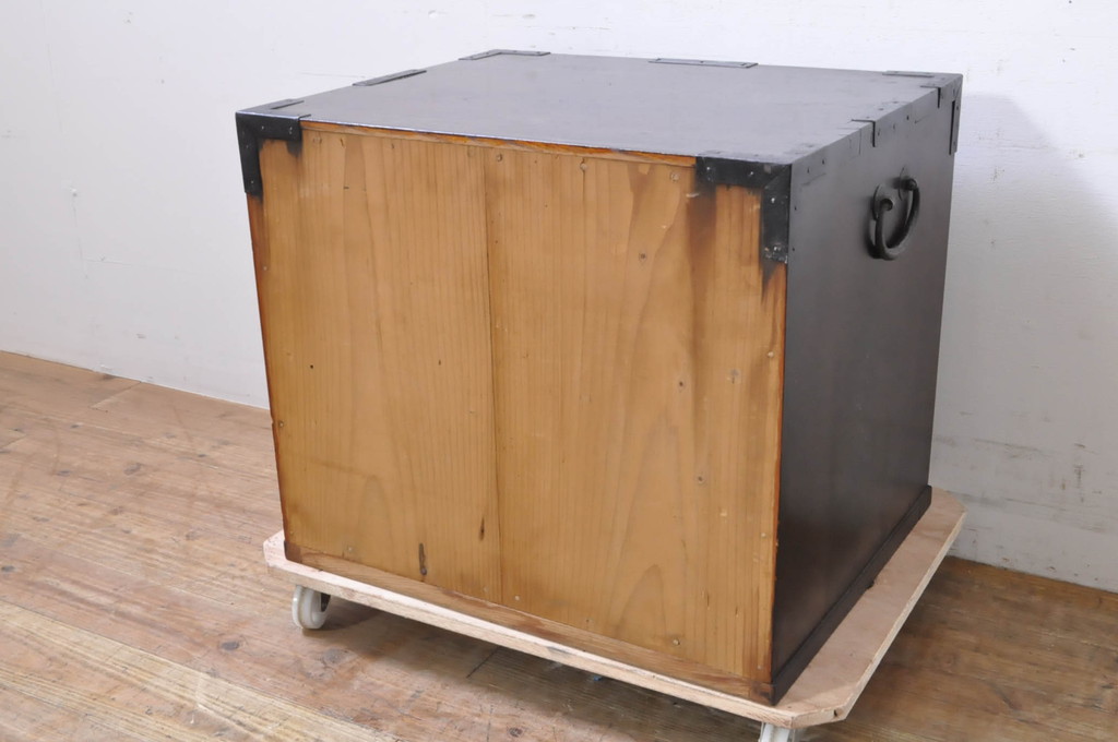 和製アンティーク　三方欅(ケヤキ)材　味わい深い色合いが魅力の閂(かんぬき)付き小箪笥(帳箱、引き出し、船箪笥、舟箪笥、帳場箪笥、小物収納、卓上収納、収納タンス、時代箪笥)(R-066655)