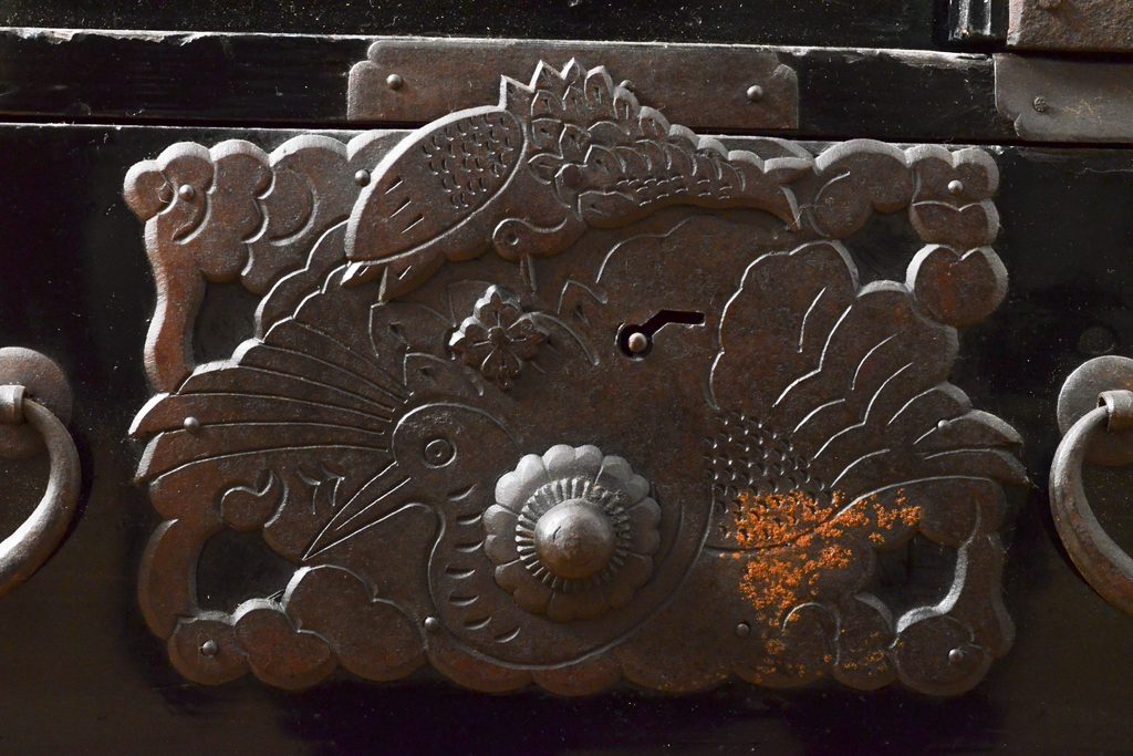 和製アンティーク　平打ち金具と漆塗りが目を引く庄内箪笥(時代箪笥、和タンス、引き出し)(R-057498)