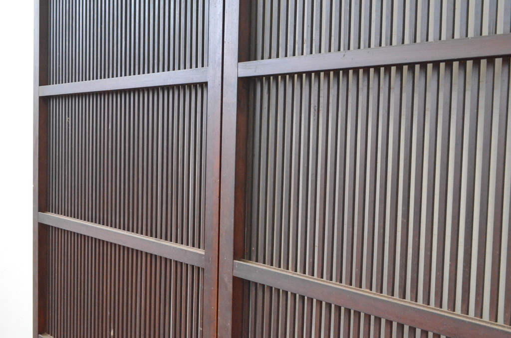 アンティーク建具　腰板欅(ケヤキ)材　時代の流れを感じさせる色合いが魅力の幅狭格子戸2枚セット(引き戸、ガラス帯戸)(R-065557)