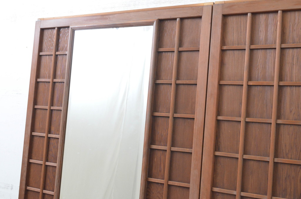 アンティーク建具　鏡付き　どこか懐かしい雰囲気を感じる升目格子戸2枚セット(きつね格子、狐格子、引き戸、マス目、板戸)(R-065558)
