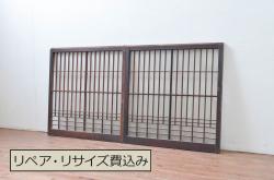 【オーダー家具実例】ラフジュ工房オリジナルのステンドグラス入り引き戸をオーダーメイドで製作しました。お客様ご提供のデザインをもとに、椿の丸いステンドグラスを制作。木部にはステンドグラスに合わせたモールディングを入れ、クラシカルで高級感のある建具に仕上げました。(玄関戸、引き違い戸)