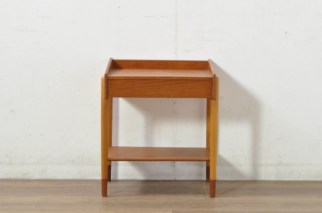 デンマークビンテージ　美品　Borge Mogensen(ボーエ・モーエンセン)デザイン　Soborg mobler(ソボー・モブラー)社　　チーク材×ビーチ材　ベッドサイドチェスト(model.148、ベッドサイドチェスト、ナイトテーブル、花台、飾り台、北欧、ヴィンテージ)(R-080799)