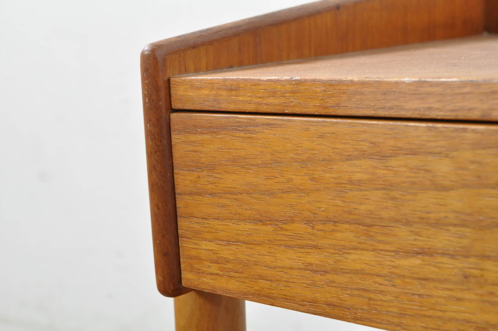 デンマークビンテージ　美品　Borge Mogensen(ボーエ・モーエンセン)デザイン　Soborg mobler(ソボー・モブラー)社　　チーク材×ビーチ材　ベッドサイドチェスト(model.148、ベッドサイドチェスト、ナイトテーブル、花台、飾り台、北欧、ヴィンテージ)(R-080799)