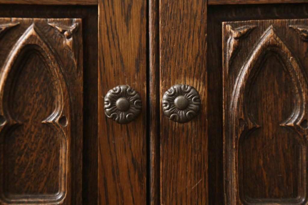 イギリスビンテージ　オーク材　扉の彫刻と金具のデザインがかわいらしいドレッシングチェスト(ドレッサー、鏡台、ミラー、ヴィンテージ)(R-061132)