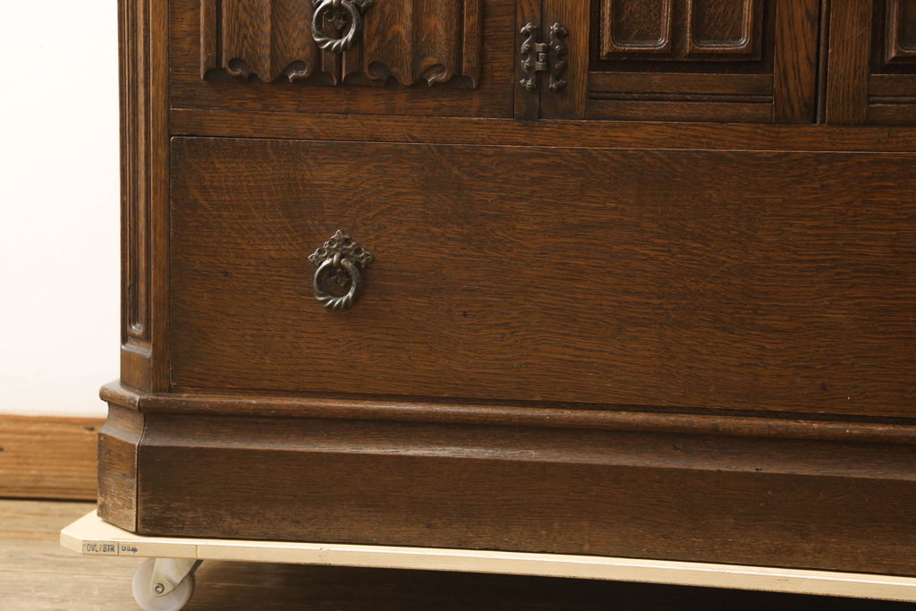イギリスビンテージ　オーク材　扉の彫刻と金具のデザインがかわいらしいドレッシングチェスト(ドレッサー、鏡台、ミラー、ヴィンテージ)(R-061132)