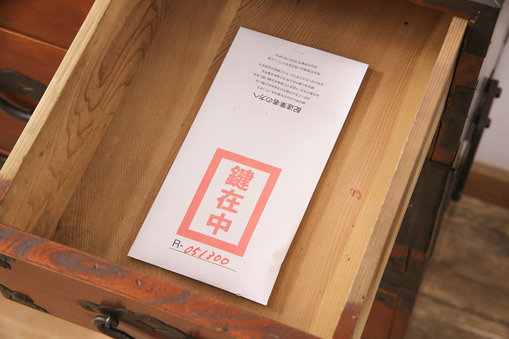 アンティーク家具　大正昭和初期　前面ケヤキ材　桜丸金具が上品な雰囲気を醸しだす米沢箪笥(重ね箪笥、衣装箪笥、引き出し、収納箪笥)(R-051300)