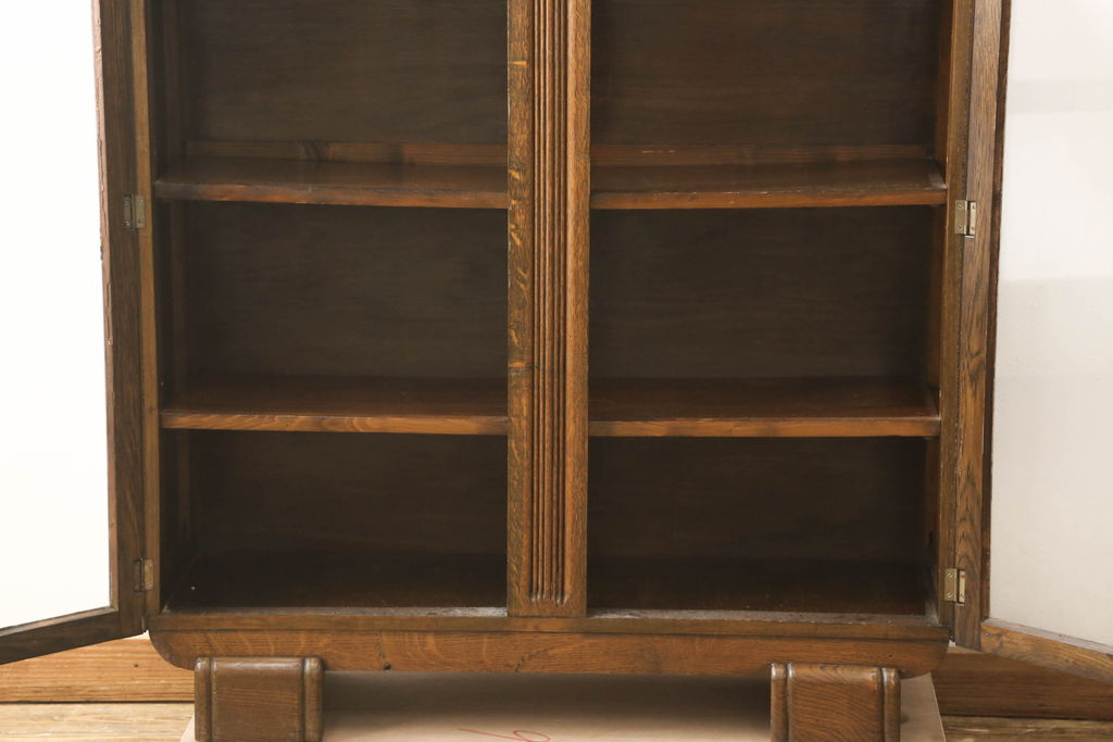 イギリスアンティーク　オーク材　扉に施された彫刻がかわいらしいクラシカルな薄型ブックケース(本箱、戸棚、収納棚、飾り棚、キャビネット)(R-061153)