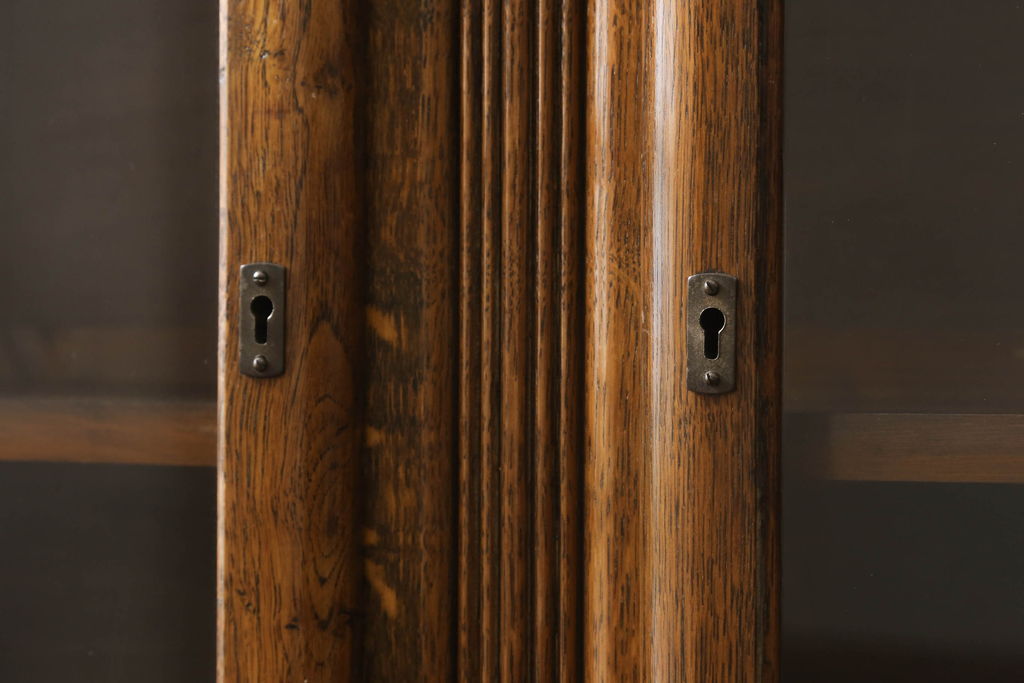 イギリスアンティーク　オーク材　扉に施された彫刻がかわいらしいクラシカルな薄型ブックケース(本箱、戸棚、収納棚、飾り棚、キャビネット)(R-061153)