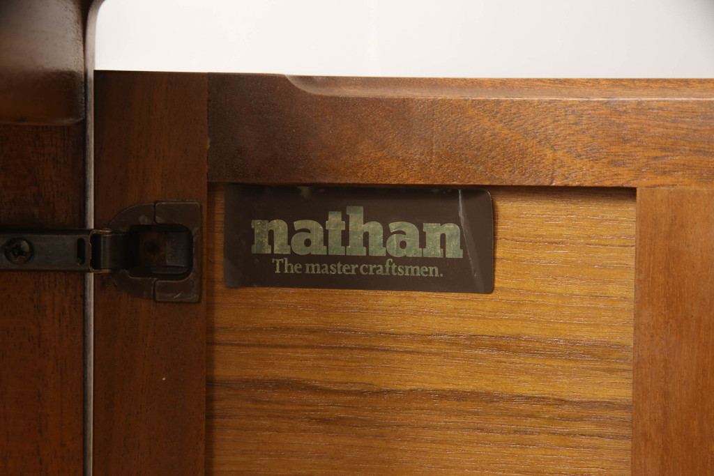 イギリスビンテージ　nathan社(ネイサン)　チーク材　丸みを帯びたフォルムが魅力のコーナーボード(サイドボード、コーナーキャビネット、収納棚、戸棚、ヴィンテージ、英国、北欧)(R-065645)