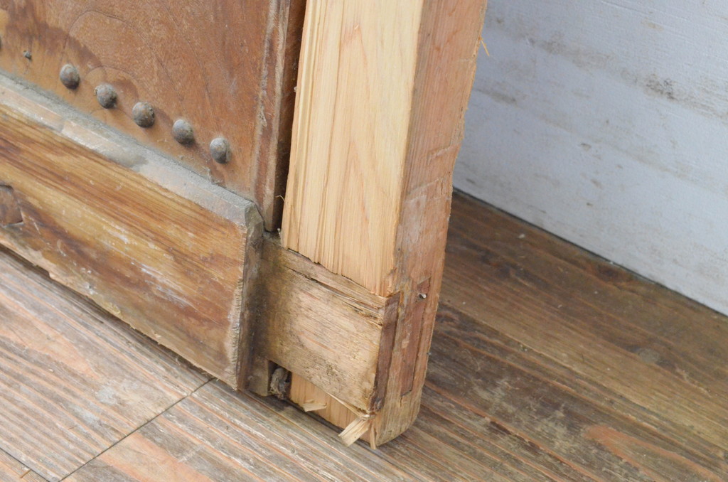 アンティーク建具　欅(ケヤキ)材　重厚な雰囲気のある一枚板の升目(マス目)格子の蔵戸1枚(きつね格子、狐格子、引き戸、玄関戸)(R-065574)