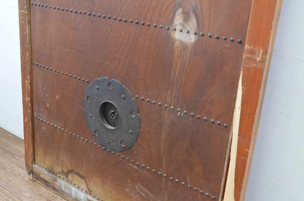 アンティーク建具　欅(ケヤキ)材　重厚な雰囲気のある一枚板の升目(マス目)格子の蔵戸1枚(引き戸、玄関戸)(R-065574)