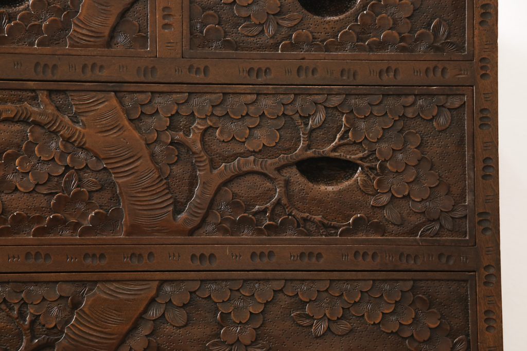 中古　美品　軽井沢彫り　細やかな彫り込みが美しいチェスト(和たんす、引き出し、整理箪笥)(R-052949)